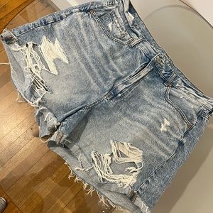 American Eagle Light Wash High-Rise Distressed Mom Jean Shorts Size 18
